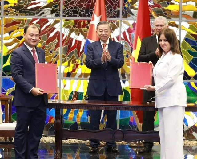 Việt Nam tặng 10.000 tấn gạo cho nhân dân Cuba.