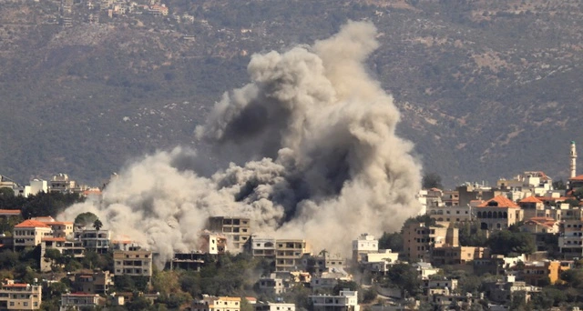 Quân đội Li Băng đáp trả hỏa lực từ Israel.