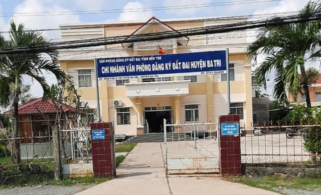 Bến Tre: Tạm giam 2 cán bộ thuộc Văn phòng Đăng ký đất đai huyện Ba Tri