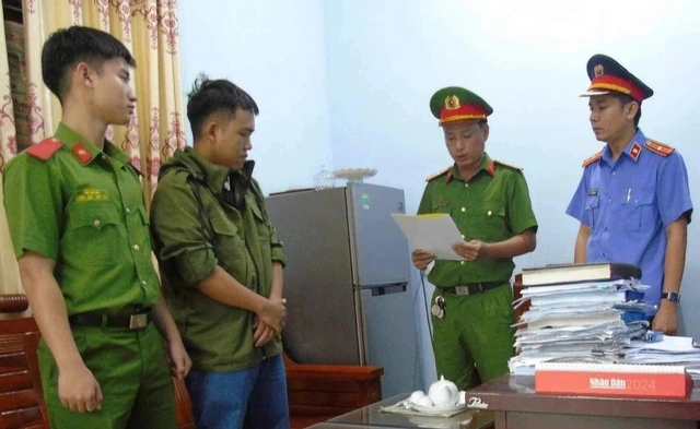 Trưởng bưu cục của Công ty Giao Hàng Nhanh bị bắt vì \'chiếm đoạt tài sản\'.