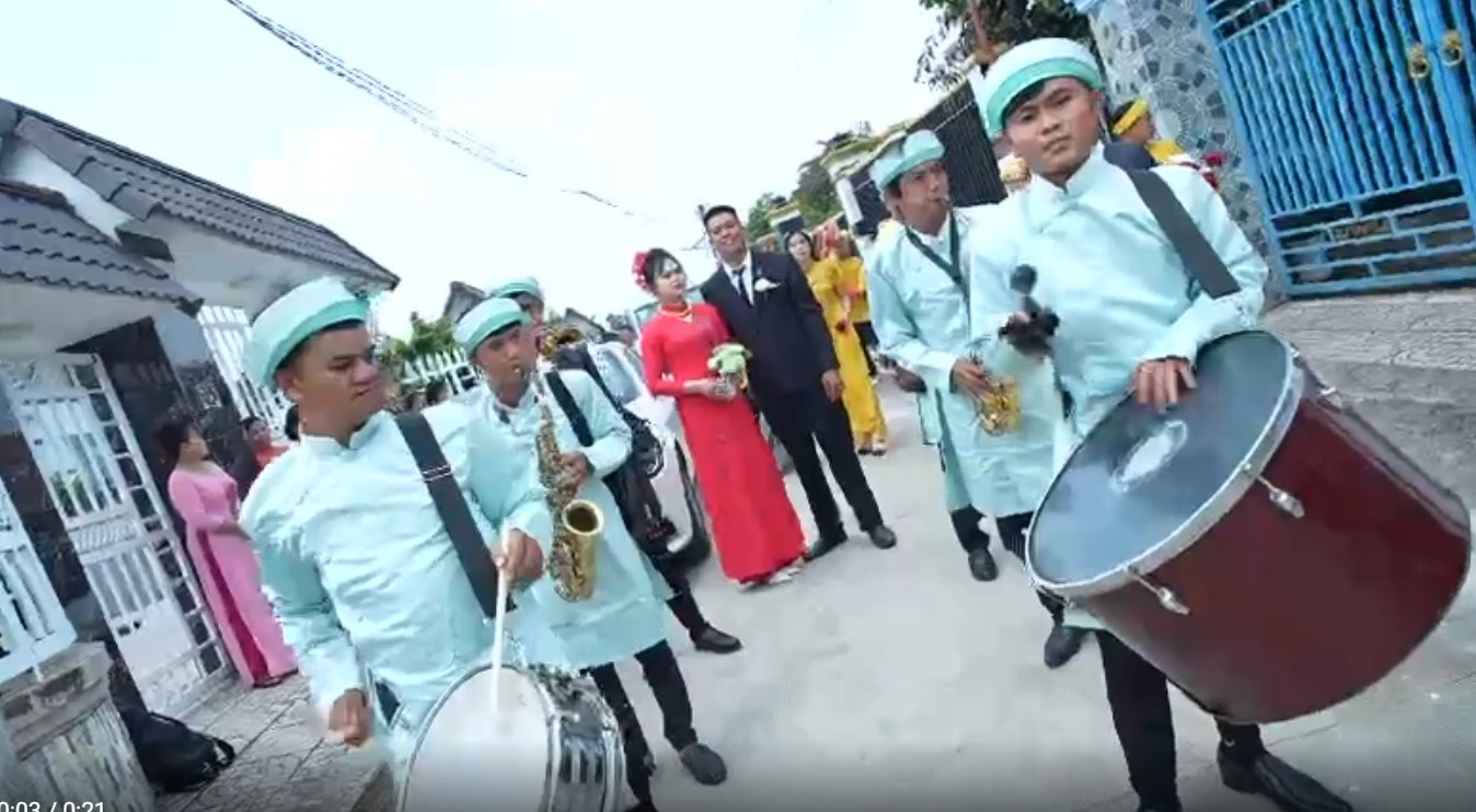 Chàng trai thổi kèn đám ma và con gái chủ trại hòm kết hôn, gây chú ý cộng đồng.