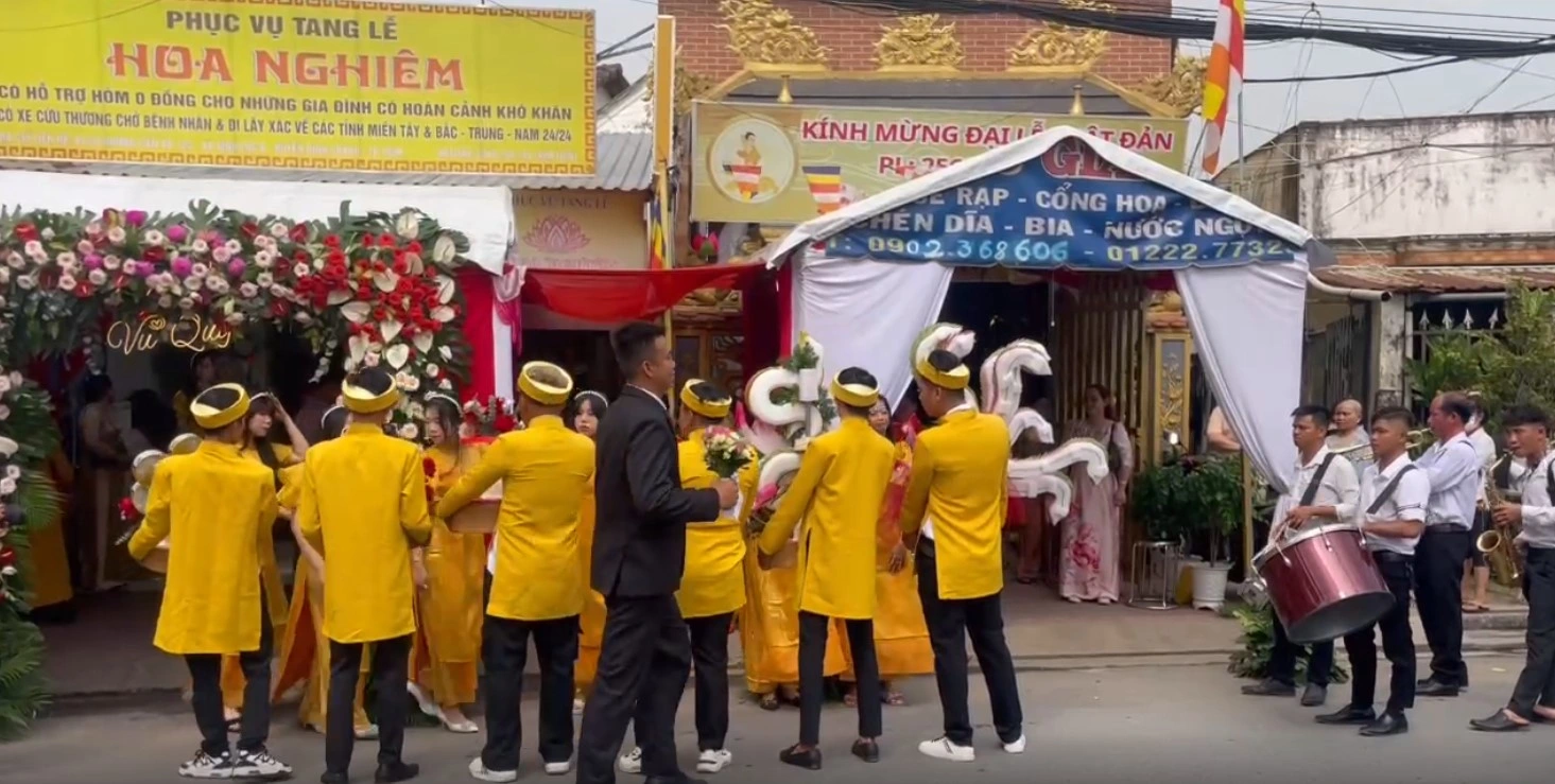 Chàng trai thổi kèn đám ma và con gái chủ trại hòm kết hôn, gây chú ý cộng đồng.