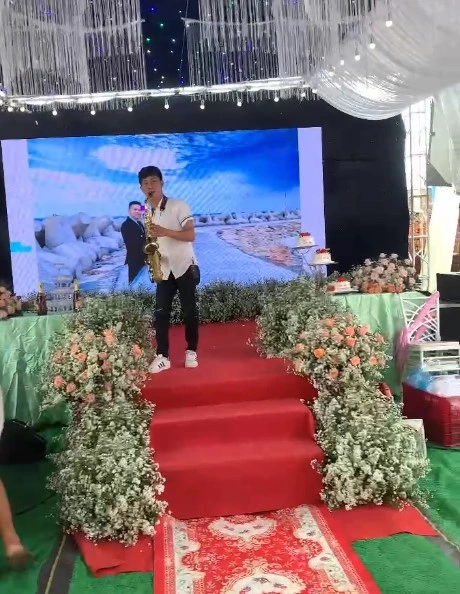 Chàng trai thổi kèn đám ma và con gái chủ trại hòm kết hôn, gây chú ý cộng đồng.