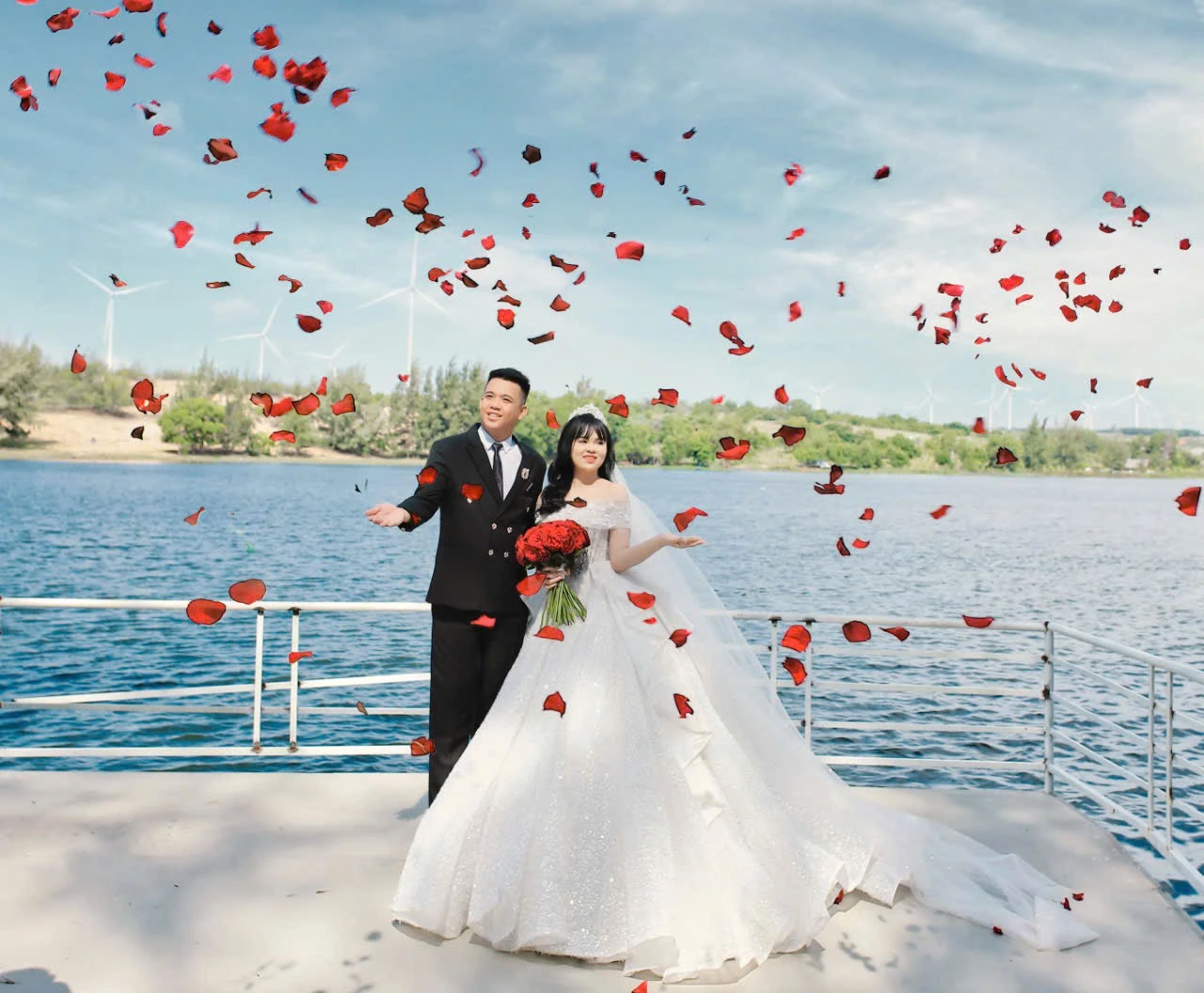 Chàng trai thổi kèn đám ma và con gái chủ trại hòm kết hôn, gây chú ý cộng đồng.