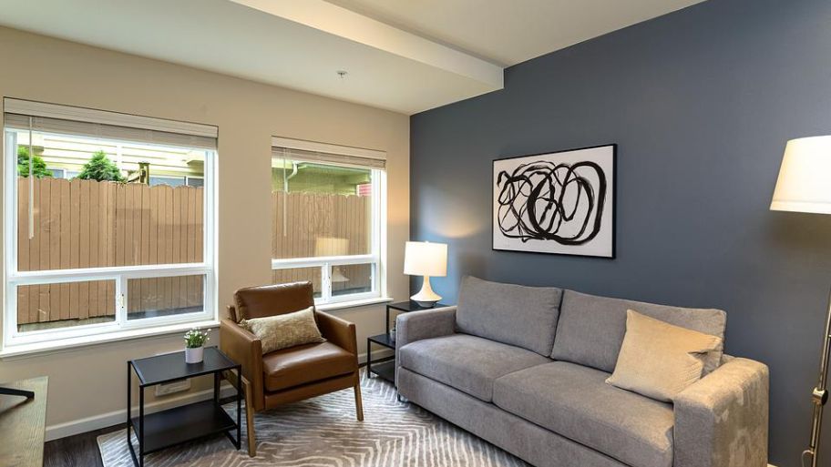 Tư vấn cách phối màu sơn đẹp cho phòng khách nhà ống