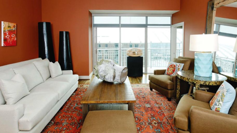 Tư vấn cách phối màu sơn đẹp cho phòng khách nhà ống